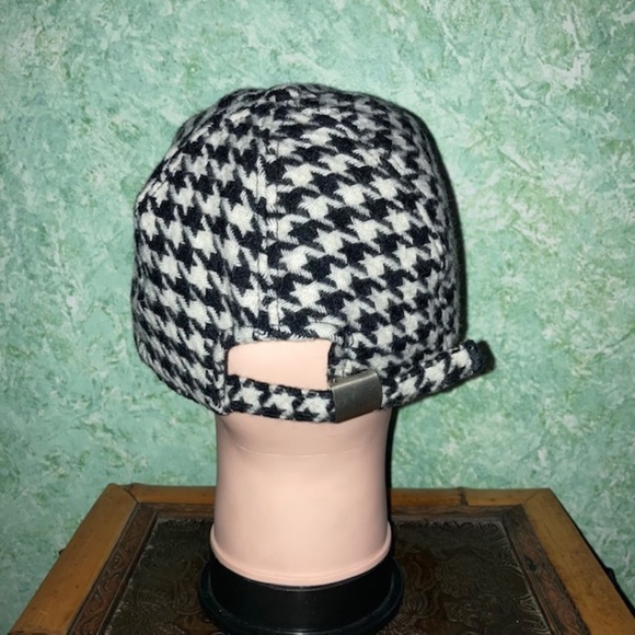 GAP black and white woman’s hat - Picture 3 of 5